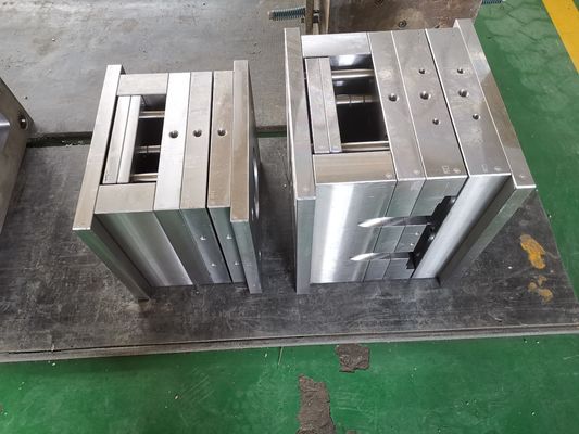 Custom Colors Multi Cavity Plastic Blow Molding Mold dengan 300000-500000 Shots Life